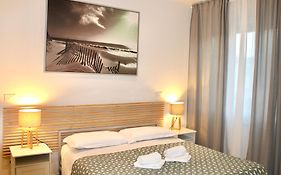 The Green Gate - Airport Guest House